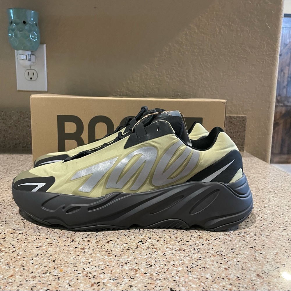 Yeezy 700 MNVN Resin 11.5